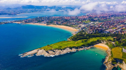 Bañada por el Cantábrico: la ciudad de los palacios con una de las bahías más bellas del mundo